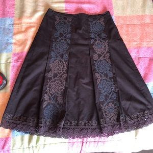 LOFT Black floral embroidered skirt w/ lace hem